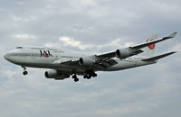 JA8077 @ LHR - Boeing 747 446 - by Les Rickman