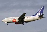 LN-RRO @ LHR - Boeing 737 683 - by Les Rickman