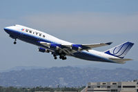 N196UA @ LAX - United Airlines N196UA (FLT UAL899) climbing out from RWY 25R enroute to Narita Int'l (RJAA), Japan. - by Dean Heald