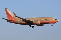 N723SW @ LAX - Southwest Airlines N723SW (FLT SWA907) from Metropolitan Oakland Int'l (KOAK) on final approach to RWY 24R.