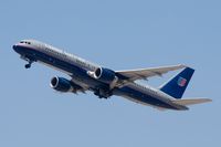N553UA @ LAX - United Airlines N553UA (FLT UAL116) climbing out from RWY 25R enroute to Chicago O'Hare Int'l (KORD). - by Dean Heald