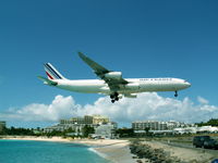 F-GLZL @ SXM - Passing over maho beach - by Ricotti Stefano