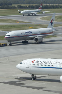 9M-MRD @ VIE - Malaysia Boeing 777-200 together with 2 Austrian Airlines Airbusses - by Yakfreak - VAP