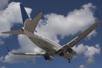 N24702 @ SXM - Continental Airlines Boeing 737-700WL