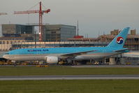 HL7743 @ VIE - Korean Air Boeing 777-200 - by Yakfreak - VAP