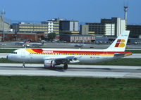 EC-FBS @ LIS - Iberia Airbus 320 - by Yakfreak - VAP