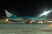 HL7733 @ VIE - Korean Air Boeing 777-200 - by Yakfreak - VAP