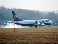 EI-DHP @ KRK - Ryanair - by Artur Bado?