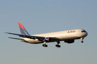 N844MH @ ATL - On final for Runway 9R - by Michael Martin