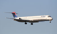 N913DL @ ATL - On final for Runway 9R - by Michael Martin
