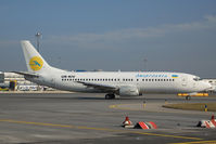 UR-KIV @ VIE - Dnipravia Boeing 737-400 - by Yakfreak - VAP