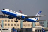 N652UA @ LAX - United Airlines N652UA (FLT UAL8174) climbing out from RWY 25R enroute to Washington Dulles Int'l (KIAD).