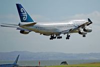 ZK-NBT @ AKL - Seconds before touch-down - by Micha Lueck