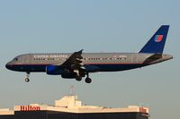 N432UA @ LAX - United Airlines N432UA (FLT UAL1162) from Louis Armstrong New Orleans Int'l (KMSY) on short final to RWY 25R early in the morning.