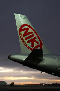 OE-LEO @ VIE - Fly Niki Airbus 320 - by Yakfreak - VAP