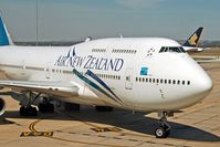 ZK-NBT @ MEL - Arriving at the gate - by Micha Lueck