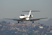 N708GP @ SMO - RSF Management Services Inc's 2003 Cessna Citation 525A CJ2, from McClellan Palomar (KCRQ), on short final to RWY 21. - by Dean Heald