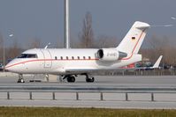 D-AHEI @ VIE - CL604