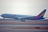 HL7248 @ KIX - Rotating at Kansai - by Micha Lueck