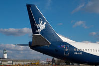 OM-AAD @ VIE - Slovak Airlines Boeing 737-300 - by Yakfreak - VAP