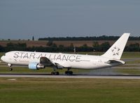 OE-LAZ @ VIE - Arrival RW 16 - by Patrick Radosta