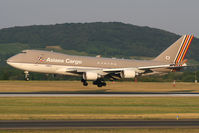 HL7436 @ LOWW - Asiana heavy.