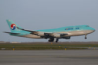 HL7487 @ VIE - Korean Air Boeing 747-400 - by Yakfreak - VAP