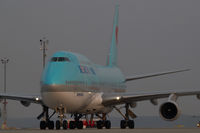 HL7487 @ VIE - Korean Air Boeing 747-400 - by Yakfreak - VAP