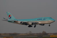 HL7487 @ VIE - Korean Air Boeing 747-400 - by Yakfreak - VAP