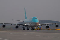 HL7487 @ VIE - Korean Air Boeing 747-400 - by Yakfreak - VAP