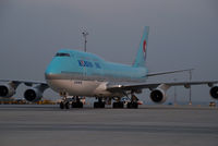 HL7487 @ VIE - Korean Air Boeing 747-400 - by Yakfreak - VAP