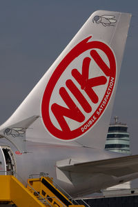 OE-LEU @ VIE - Fly Niki Airbus A320 - by Yakfreak - VAP