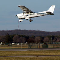 N1895A @ FRG - Skyhawk clears the imaginary 50' obstacle... - by Stephen Amiaga