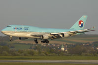 HL7607 @ VIE - arriving in evening light
