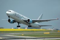 OE-LAZ @ LOWW - Austrian - by Artur Bado?