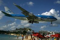PH-BFL @ SXM - visitor