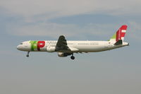 CS-TJF @ BRU - flight TP604 is descending to rwy 25L