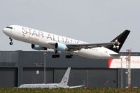 OE-LAY @ VIE - dep- RWY29 at background OE-LAZ - by Lötsch Andreas