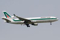 EI-UPU @ VIE - Alitalia Cargo MD11