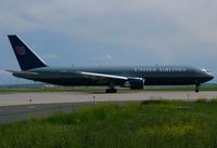 N673UA @ DEN - Taxiing on Alpha November