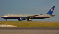 N212UA @ DEN - On Taxiway Mike to Runway. - by Francisco Undiks