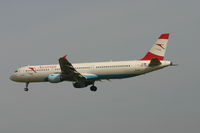 OE-LBD @ BRU - flight OS351 is descending to rwy 25L