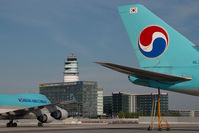 HL7462 @ VIE - Korean Air Boeing 747-400 - by Yakfreak - VAP