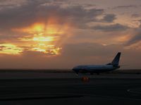 N382UA @ DEN - United Airlines 737-300. Off into the sunset. - by Francisco Undiks