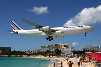 F-GLZU @ SXM - visitor