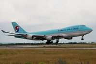 HL7466 @ VIE - Korean Air Boeing 747-400 - by Yakfreak - VAP