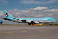 HL7466 @ VIE - Korean Air Boeing 747-400 - by Yakfreak - VAP