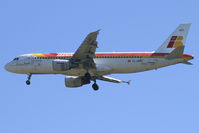 EC-HDT @ VIE - Iberia Airbus A320 - by Thomas Ramgraber-VAP