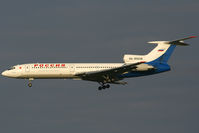 RA-85658 @ LOWW - Russian Tri-Jet beautifully illuminated