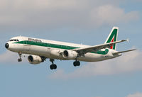 I-BIXZ @ EGLL - Alitalia 321 - by Kevin Murphy